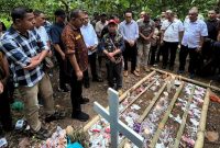 Gubernur NTT, Emanuel Melkiades Laka Lena melayat dan melihat langsung makam almarhum YB.