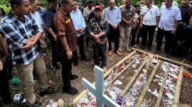 Gubernur NTT, Emanuel Melkiades Laka Lena melayat dan melihat langsung makam almarhum YB.