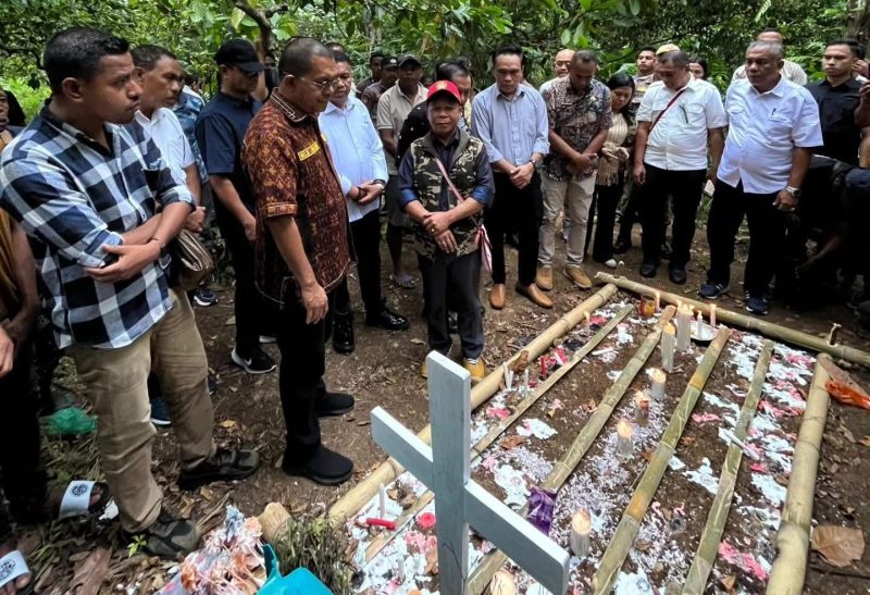 Gubernur NTT, Emanuel Melkiades Laka Lena melayat dan melihat langsung makam almarhum YB.