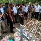 Gubernur NTT, Emanuel Melkiades Laka Lena melayat dan melihat langsung makam almarhum YB.