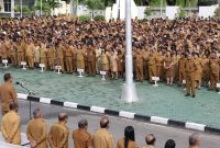 Gubernur NTT, Emanuel Melkiades Laka Lena pimpin apel pagi, Senin (23/2/2026).