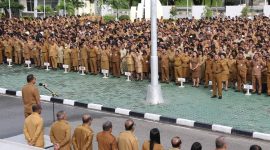 Gubernur NTT, Emanuel Melkiades Laka Lena pimpin apel pagi, Senin (23/2/2026).