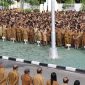 Gubernur NTT, Emanuel Melkiades Laka Lena pimpin apel pagi, Senin (23/2/2026).