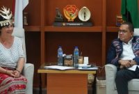 Guru dan filantropis asal Republik Ceko, Iveta Dvorakova diskusi bersama Gubernur NTT, Emanuel Melkiades Laka Lena.