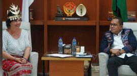 Guru dan filantropis asal Republik Ceko, Iveta Dvorakova diskusi bersama Gubernur NTT, Emanuel Melkiades Laka Lena.
