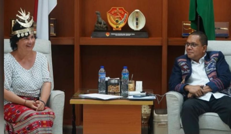 Guru dan filantropis asal Republik Ceko, Iveta Dvorakova diskusi bersama Gubernur NTT, Emanuel Melkiades Laka Lena.
