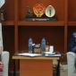 Guru dan filantropis asal Republik Ceko, Iveta Dvorakova diskusi bersama Gubernur NTT, Emanuel Melkiades Laka Lena.
