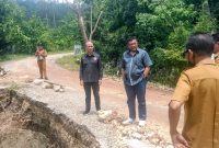 Nampak Nelson Matara bersama teman-teman DPRD Provinsi NTT memantau langsung kondisi jalan Ikan Foti