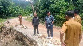 Nampak Nelson Matara bersama teman-teman DPRD Provinsi NTT memantau langsung kondisi jalan Ikan Foti 