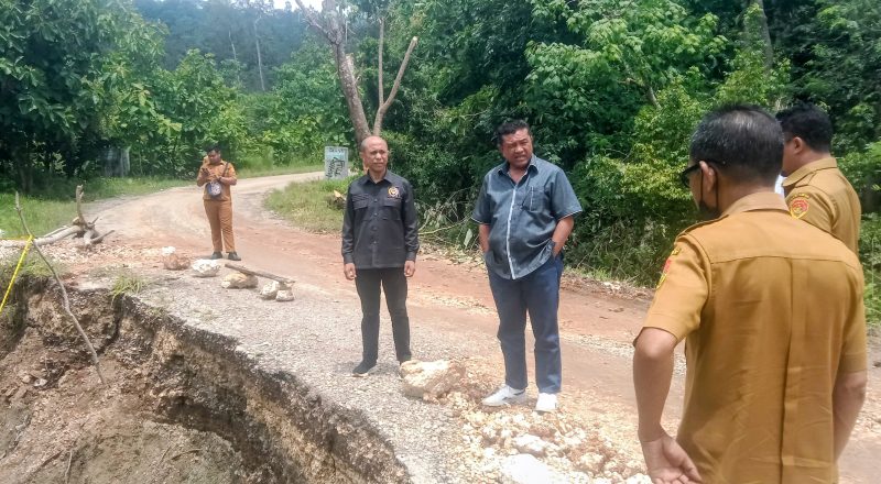 Nampak Nelson Matara bersama teman-teman DPRD Provinsi NTT memantau langsung kondisi jalan Ikan Foti 