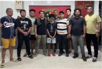 Terduga pelaku penganiayaan disabilitas saat diamankan polisi (Foto: Ola Keda)