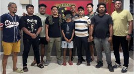 Terduga pelaku penganiayaan disabilitas saat diamankan polisi (Foto: Ola Keda)