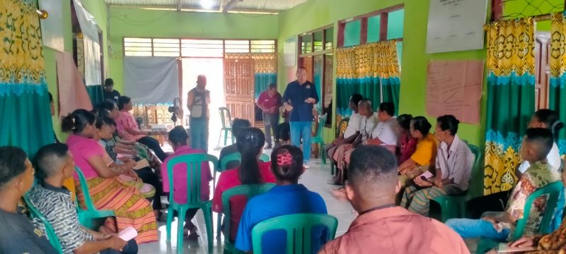 Anggota DPRD NTT, Winston Rondo bersama CIS Timor dan masyarakat Desa Meusin.