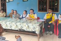 Kepala BPJN NTT bersama Komisi IV DPRD NTT ketika bertemu langsung warga di Fatukoa.