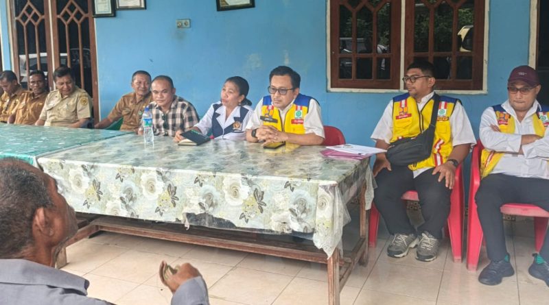 Kepala BPJN NTT bersama Komisi IV DPRD NTT ketika bertemu langsung warga di Fatukoa.