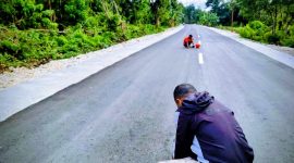 Nampak pekerja dari PT Amar Jaya sedang melakukan perbaikan di beberapa retakan kecil.