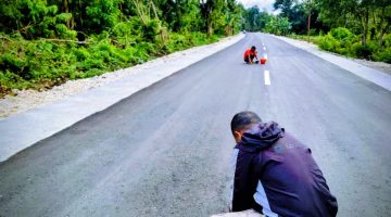 Nampak pekerja dari PT Amar Jaya sedang melakukan perbaikan di beberapa retakan kecil.