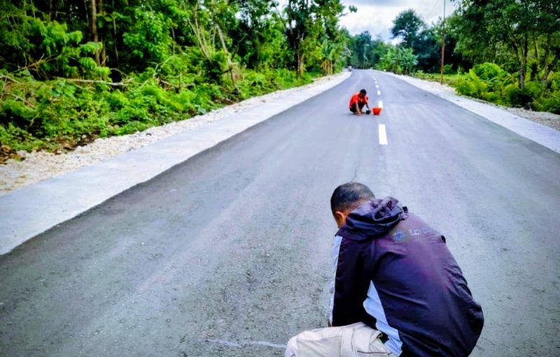 Nampak pekerja dari PT Amar Jaya sedang melakukan perbaikan di beberapa retakan kecil.