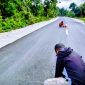 Nampak pekerja dari PT Amar Jaya sedang melakukan perbaikan di beberapa retakan kecil.