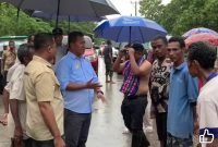 Bupati Kupang, Yosef Lede kunjungan kerja ke lapangan walaupun hujan dan banjir.