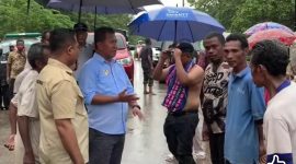 Bupati Kupang, Yosef Lede kunjungan kerja ke lapangan walaupun hujan dan banjir.