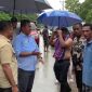 Bupati Kupang, Yosef Lede kunjungan kerja ke lapangan walaupun hujan dan banjir.