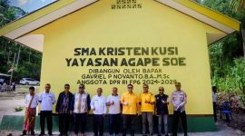 Anggota DPR RI, Gavriel Novanto berkunjung dan melihat langsung kondisi sekolah ruang kelas dan gedung yang dibangun oleh Novanto Center.