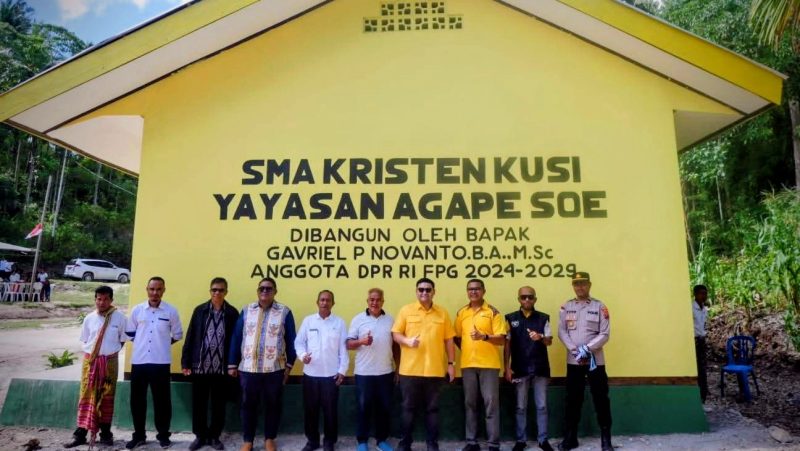 Anggota DPR RI, Gavriel Novanto berkunjung dan melihat langsung kondisi sekolah ruang kelas dan gedung yang dibangun oleh Novanto Center.