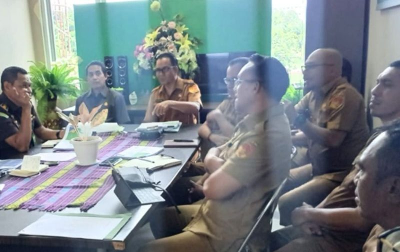 Kepala Dinas PUPR NTT bersama jajaran berdiskusi dengan Kejaksaan Tinggi NTT.