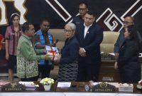 Penyerahan LKPJ Gubernur NTT Tahun 2025.