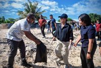 Wakil Bupati Kupang bersama Kadis PUPR Kabupaten Kupang juga turut serta membersihkan sampah di Pantai Tablolong, Kupang Barat.