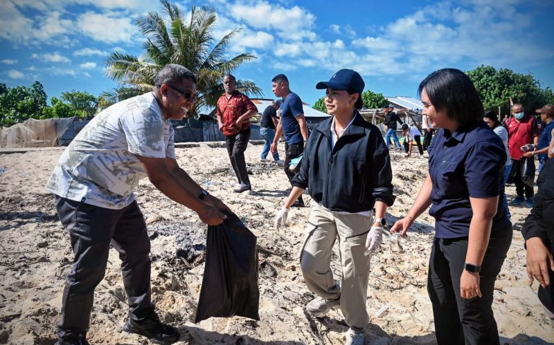 Wakil Bupati Kupang bersama Kadis PUPR Kabupaten Kupang juga turut serta membersihkan sampah di Pantai Tablolong, Kupang Barat.