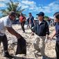 Wakil Bupati Kupang bersama Kadis PUPR Kabupaten Kupang juga turut serta membersihkan sampah di Pantai Tablolong, Kupang Barat.