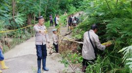 Nampak anggota Polsek Amarasi dan Polsek Amarasi Timur sedang mengamankan lokasi dengan memasang police line.