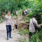 Nampak anggota Polsek Amarasi dan Polsek Amarasi Timur sedang mengamankan lokasi dengan memasang police line.
