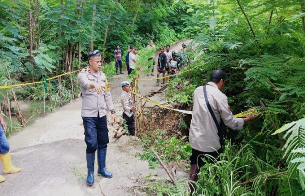 Nampak anggota Polsek Amarasi dan Polsek Amarasi Timur sedang mengamankan lokasi dengan memasang police line.