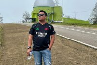Foto Jurnalis Chris Bani dengan latar belakang Observatorium Timau 
