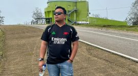 Foto Jurnalis Chris Bani dengan latar belakang Observatorium Timau 
