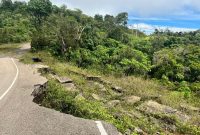 Salah satu titik yang hampir putus akibat longsor.