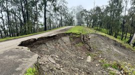 Ini salah satu titik jalan yang longsor dan berpotensi putus total (Titik ini berdekatan langsung dengan Observatorium Timau)