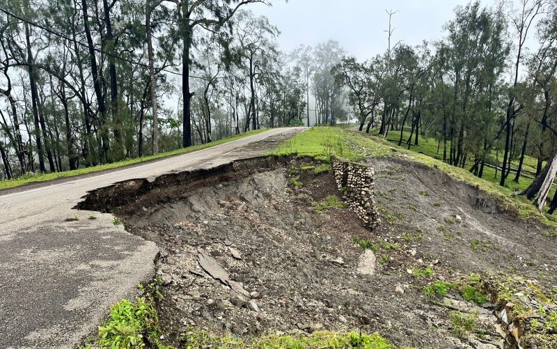 Ini salah satu titik jalan yang longsor dan berpotensi putus total (Titik ini berdekatan langsung dengan Observatorium Timau)