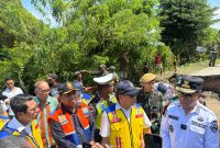 Gubernur NTT bersama Kepala BPJN NTT berada di lokasi.