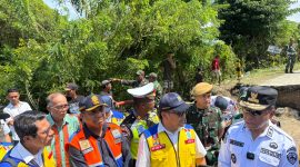 Gubernur NTT bersama Kepala BPJN NTT berada di lokasi.