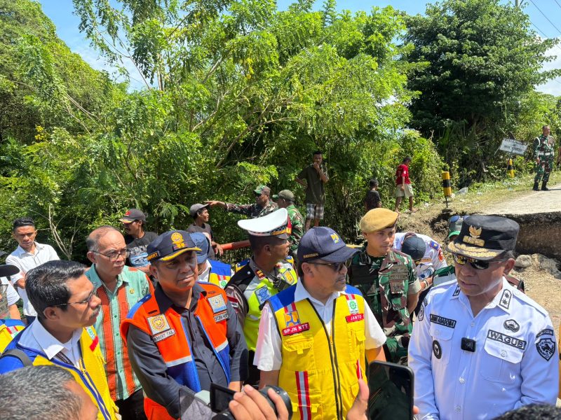 Gubernur NTT bersama Kepala BPJN NTT berada di lokasi.