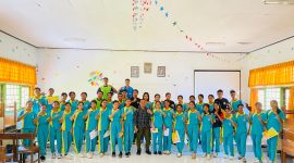 Asten Bait foto bersama para pelajar SMA di Amarasi Barat.