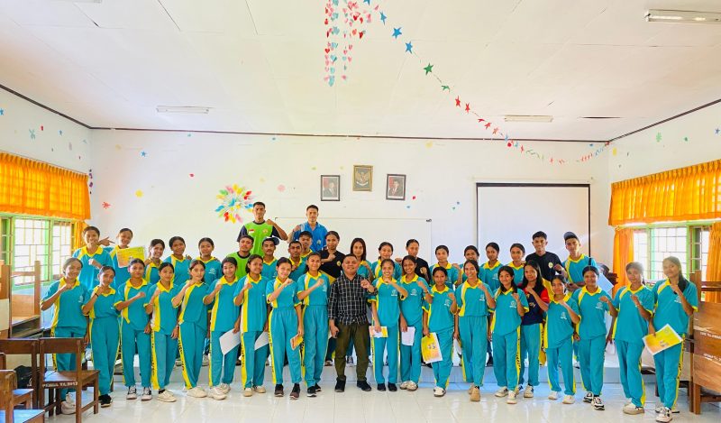 Asten Bait foto bersama para pelajar SMA di Amarasi Barat.