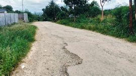 Ruas jalan Baumata - Oeltua yang berlubang.