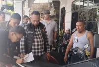 Kejari Sabu Raijua saat geledah rumah Arshad Tey (pengusaha) di Kelurahan Nefonaek, Kecamatan Kota Lama, Kota Kupang.(Foto : okenusra.com)