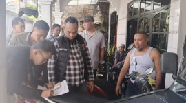 Kejari Sabu Raijua saat geledah rumah Arshad Tey (pengusaha) di Kelurahan Nefonaek, Kecamatan Kota Lama, Kota Kupang.(Foto : okenusra.com)