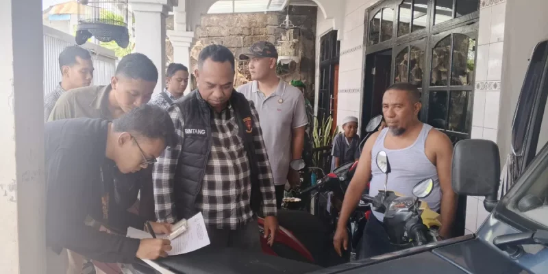 Kejari Sabu Raijua saat geledah rumah Arshad Tey (pengusaha) di Kelurahan Nefonaek, Kecamatan Kota Lama, Kota Kupang.(Foto : okenusra.com)